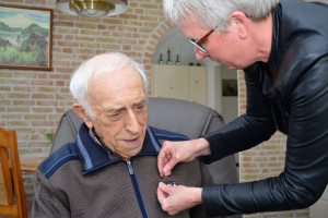 Meneer Muller (96) ontvangt 70-jarige PvdA jubileumspeld